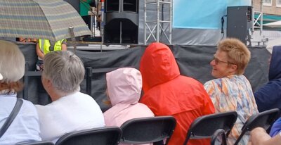 Vorschaubild: … sondern, trotz beginnenden Regens, auch im Publikum geschunkelt!