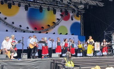 Vorschaubild: Und farbenprächtig mit den „Piratinnen“, die Seeteufel