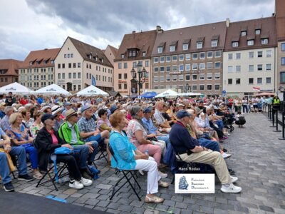 Vorschaubild: Alle Sitzplätze besetzt schon bei den Chören davor und Hans Rodax, Verbandspräsident Shantychöre, war extra bis zu unserem Auftritt geblieben!