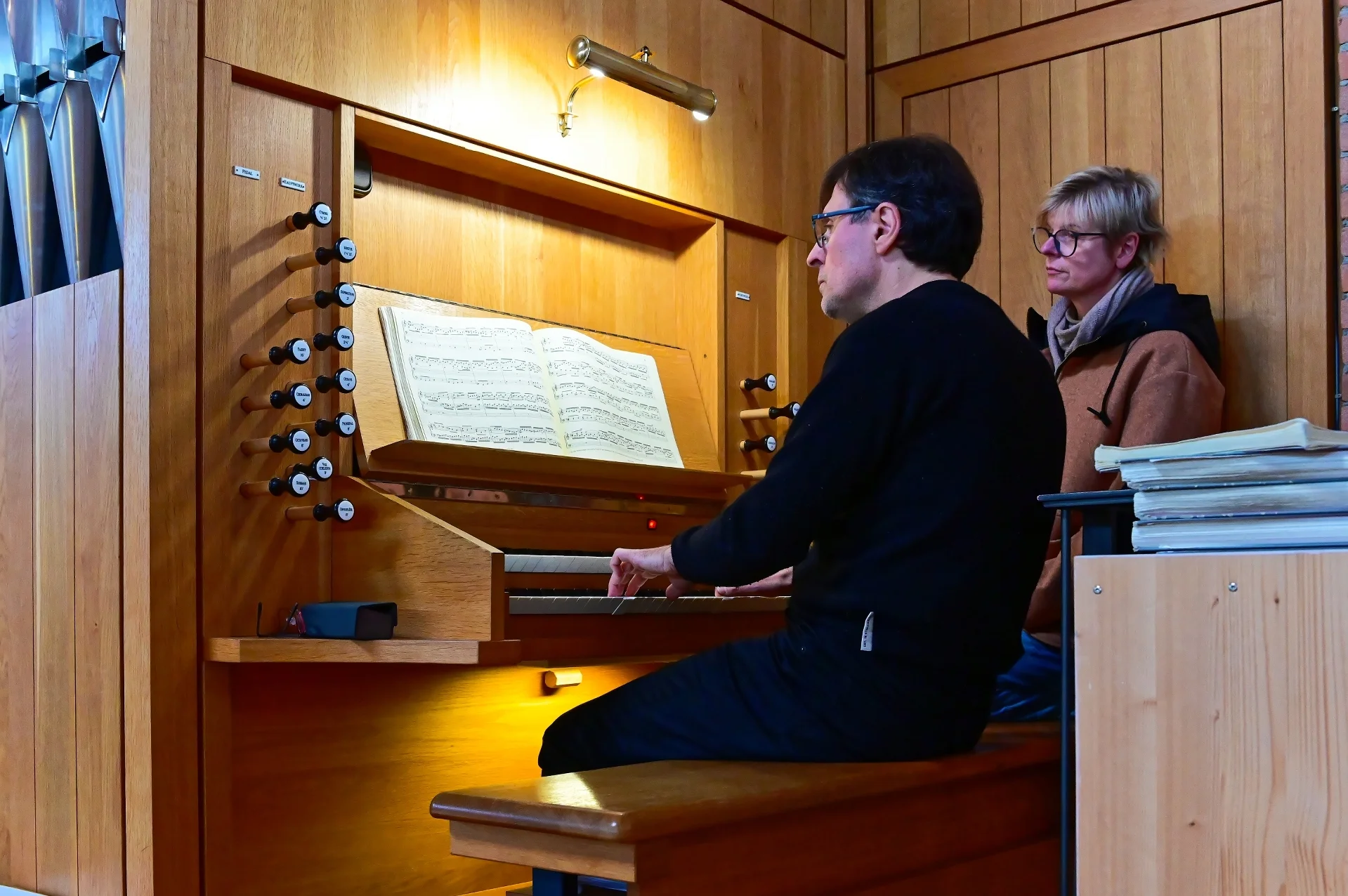 Kirchenmusiker Stephan Ronkov beschlie&szlig;t den Orgelmatin&eacute;e Reigen 2025 in der gut besuchten Kirche St. Josef d.A. ... 