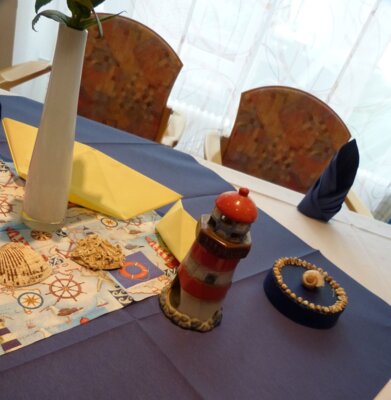 Vorschaubild: Die Tische liebevoll maritim gedeckt