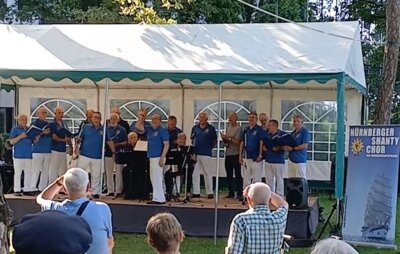 Vorschaubild: Zum Schluss ließ der Shantychor den Rum aus Jamaika anliefern