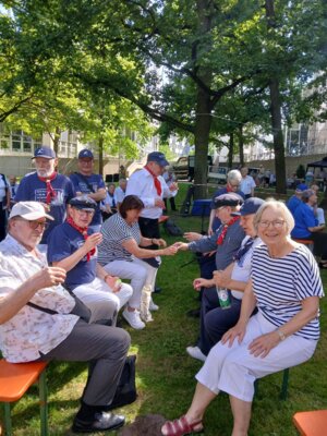 Vorschaubild: Ein Schluck auf das gemeinsame, schöne Sommerfest