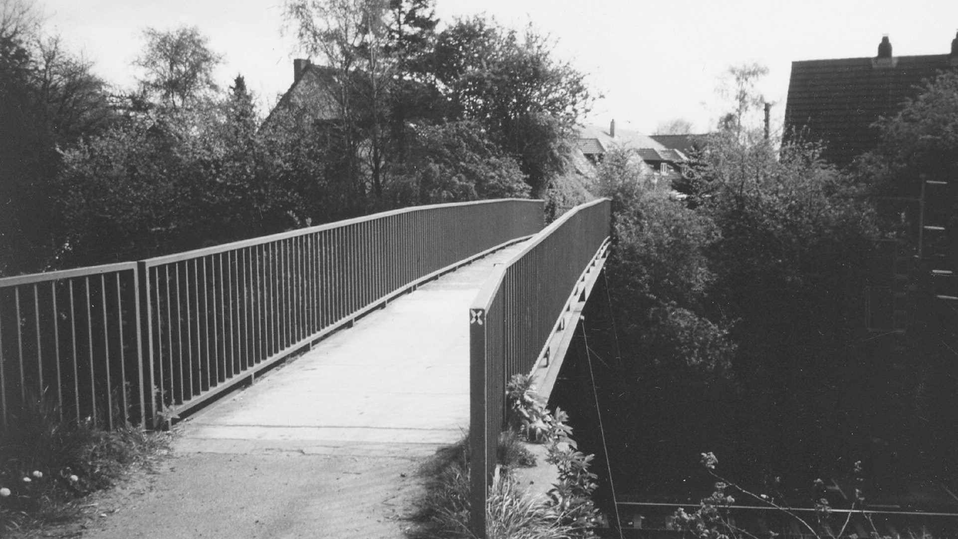 Bild: Die Fußgängerbrücke, Vorgänger der neuen Straße über die Bahngleise, vor 1991