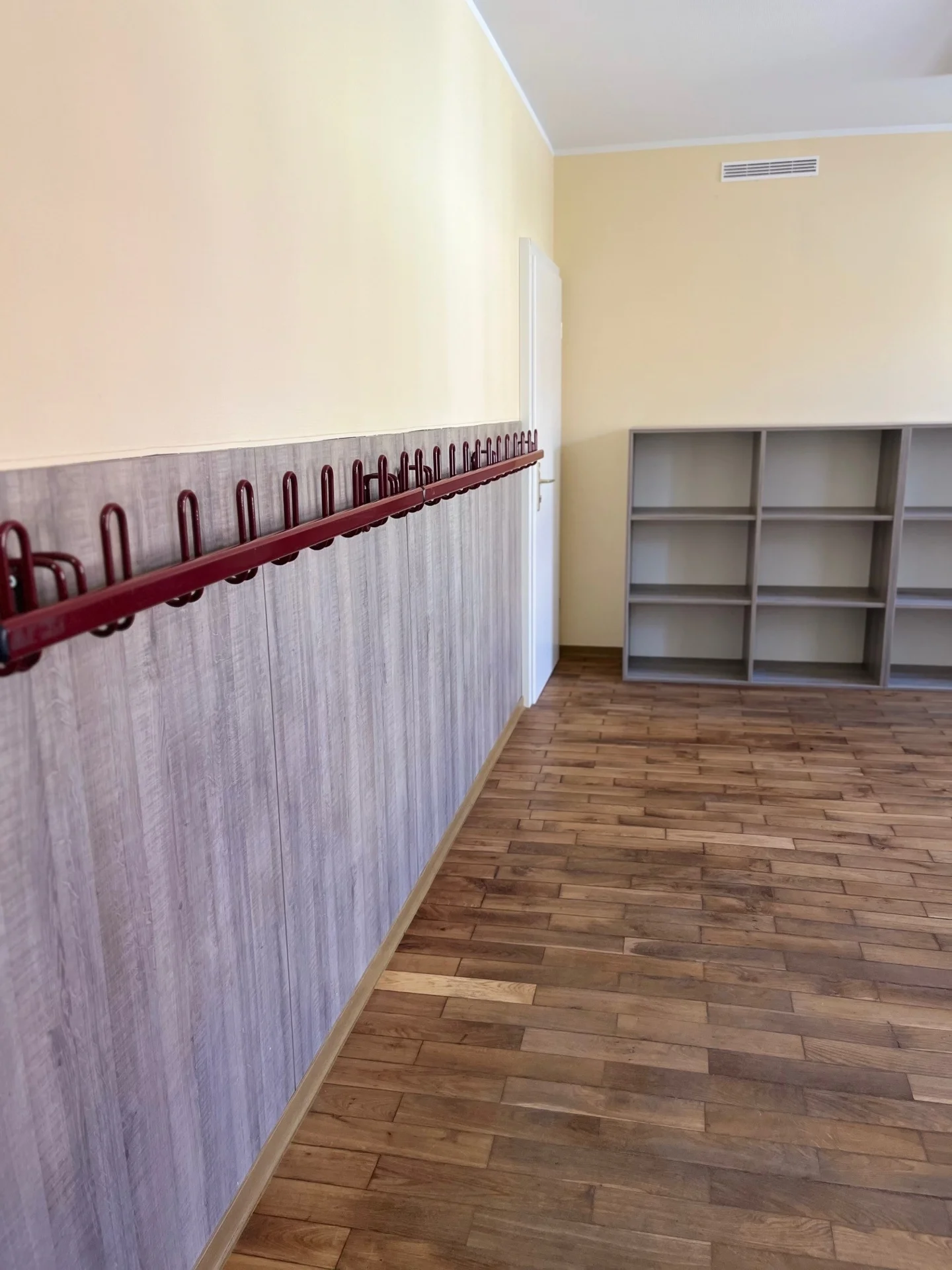 Bild: Garderobe im Hort (frisch renoviert in 2025)