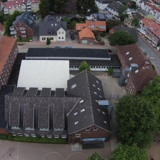 Unsere Schule von au&szlig;en  (Bild vergr&ouml;&szlig;ern)