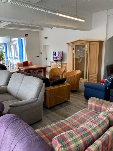 Foto: Schr&auml;nke und Sofas.  (Bild vergr&ouml;&szlig;ern)
