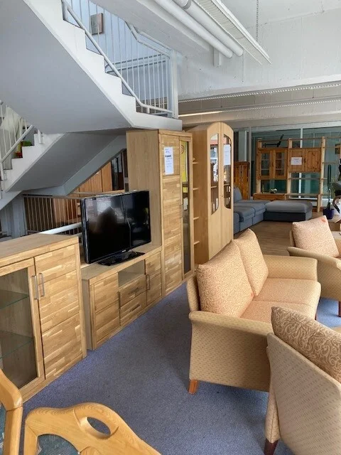 Foto: Schr&auml;nke und Sofas.  (Bild vergr&ouml;&szlig;ern)