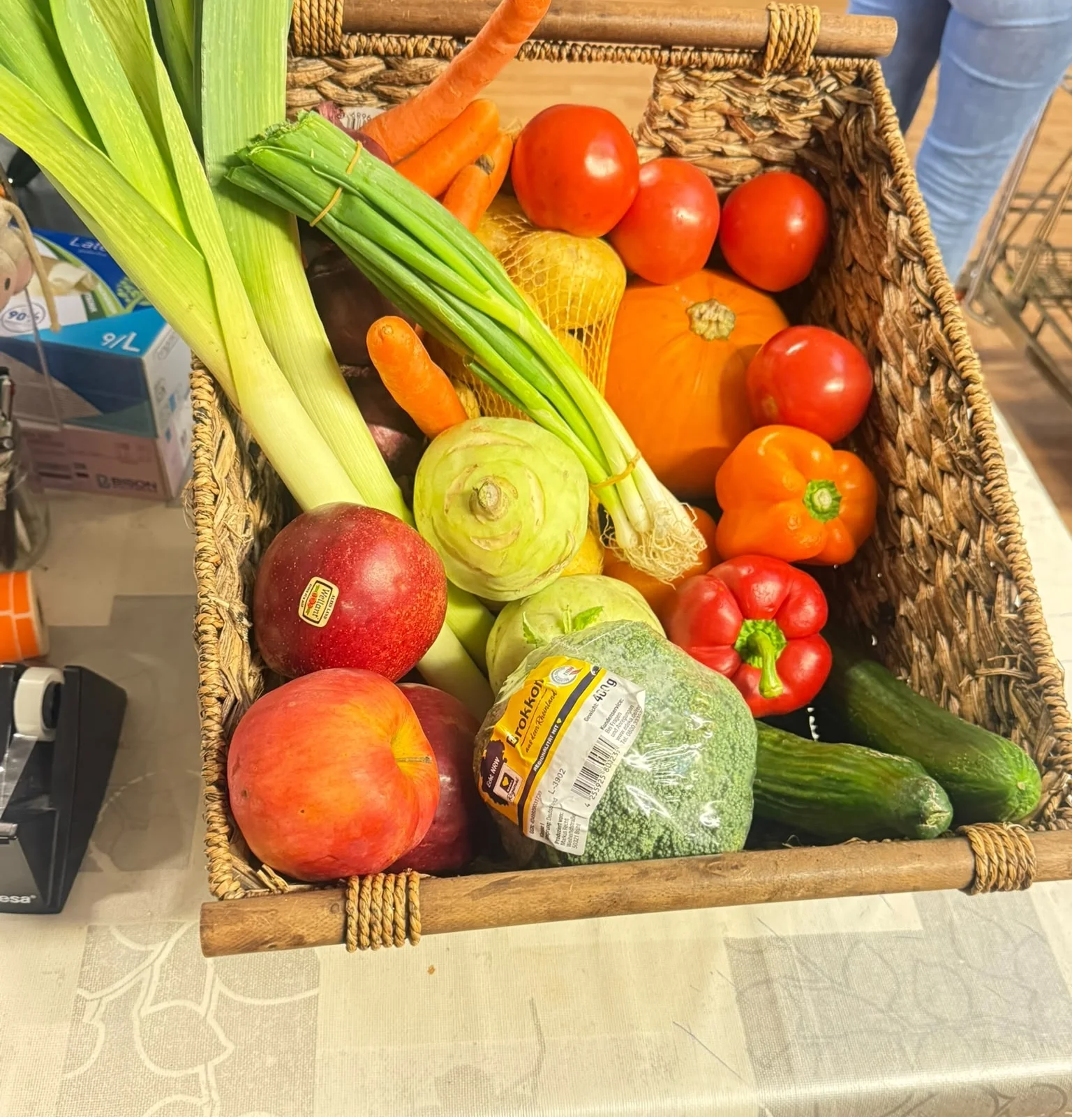 Foto: Ein Korb ist mit Obst und Gem&uuml;se gef&uuml;llt  (Bild vergr&ouml;&szlig;ern)