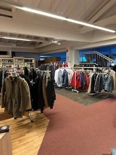Foto: Ein Weg f&uuml;hrt zwischen vielen Kleiderst&auml;ndern hindurch.  (Bild vergr&ouml;&szlig;ern)