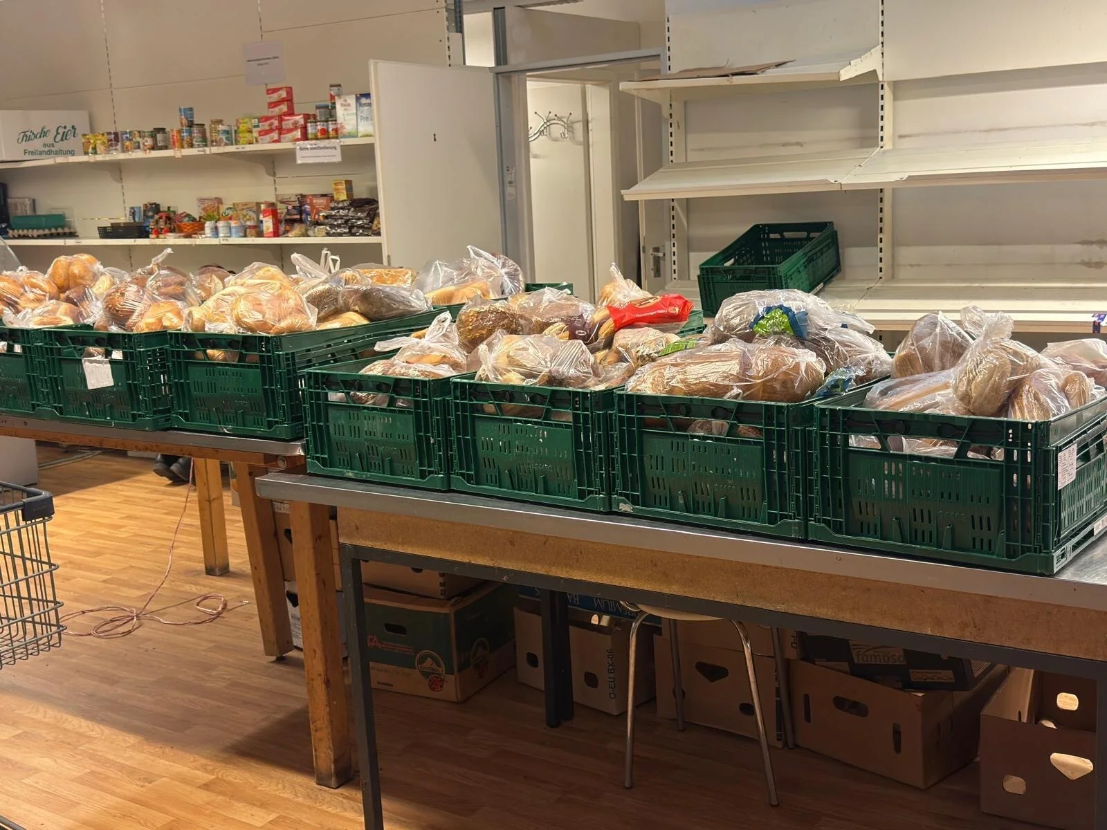 Foto: Auf einem Tisch stehen Kisten, in denen Brot und Br&ouml;tchen liegen.  (Bild vergr&ouml;&szlig;ern)