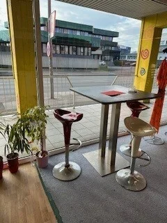 Foto: Tisch und Hocker.  (Bild vergr&ouml;&szlig;ern)