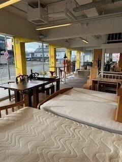 Foto: Tische, St&uuml;hle und Betten.  (Bild vergr&ouml;&szlig;ern)