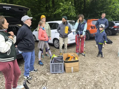 Vorschaubild: Viele Menschen am Parkplatz mit Klettermaterial