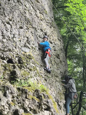 Vorschaubild: Teilnehmer klettert am Fels