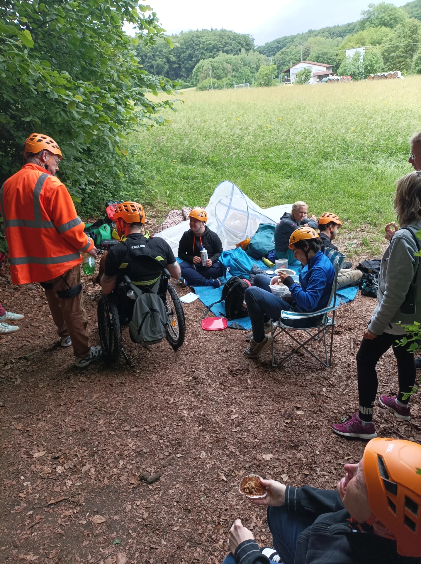 Bild: Teilnehmer machen Pause am Kletterfels auf einer Picknickdecke