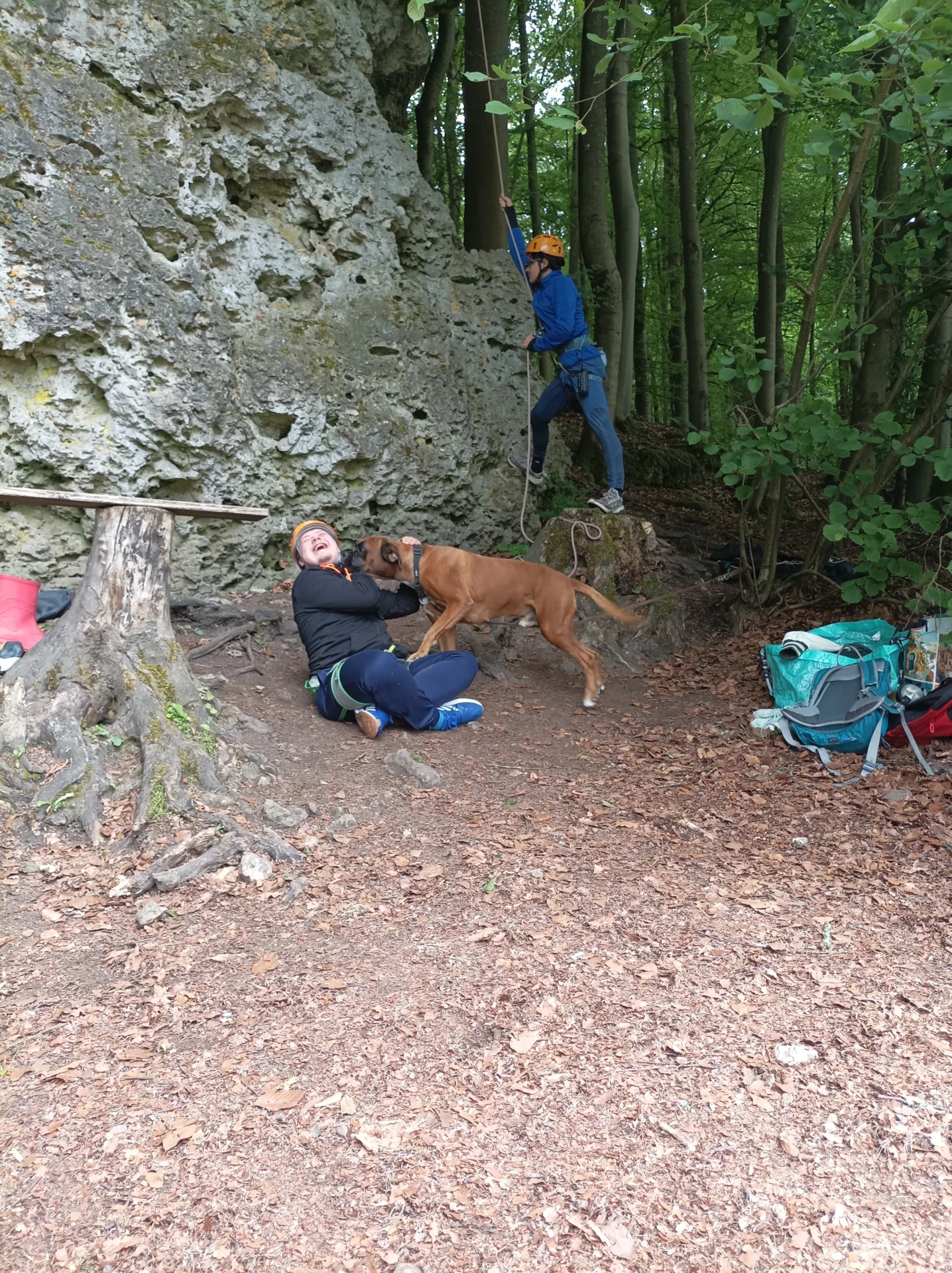 Bild: Teilnehmer mit Hund am Fels
