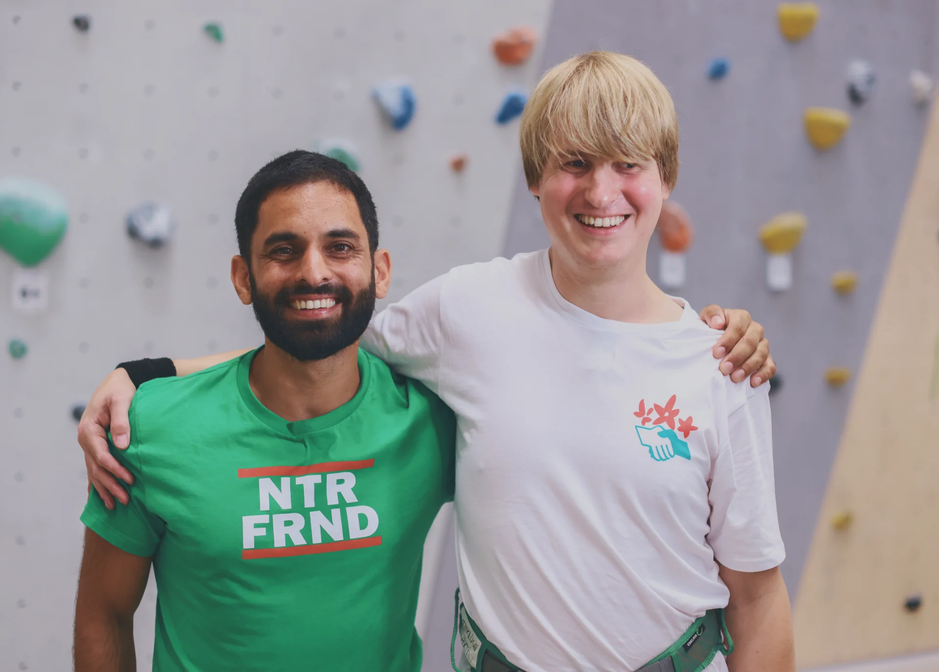 Bild: Foto von Trainer und Teilnehmer, die nebeneinanderstehen, Arm in Arm.