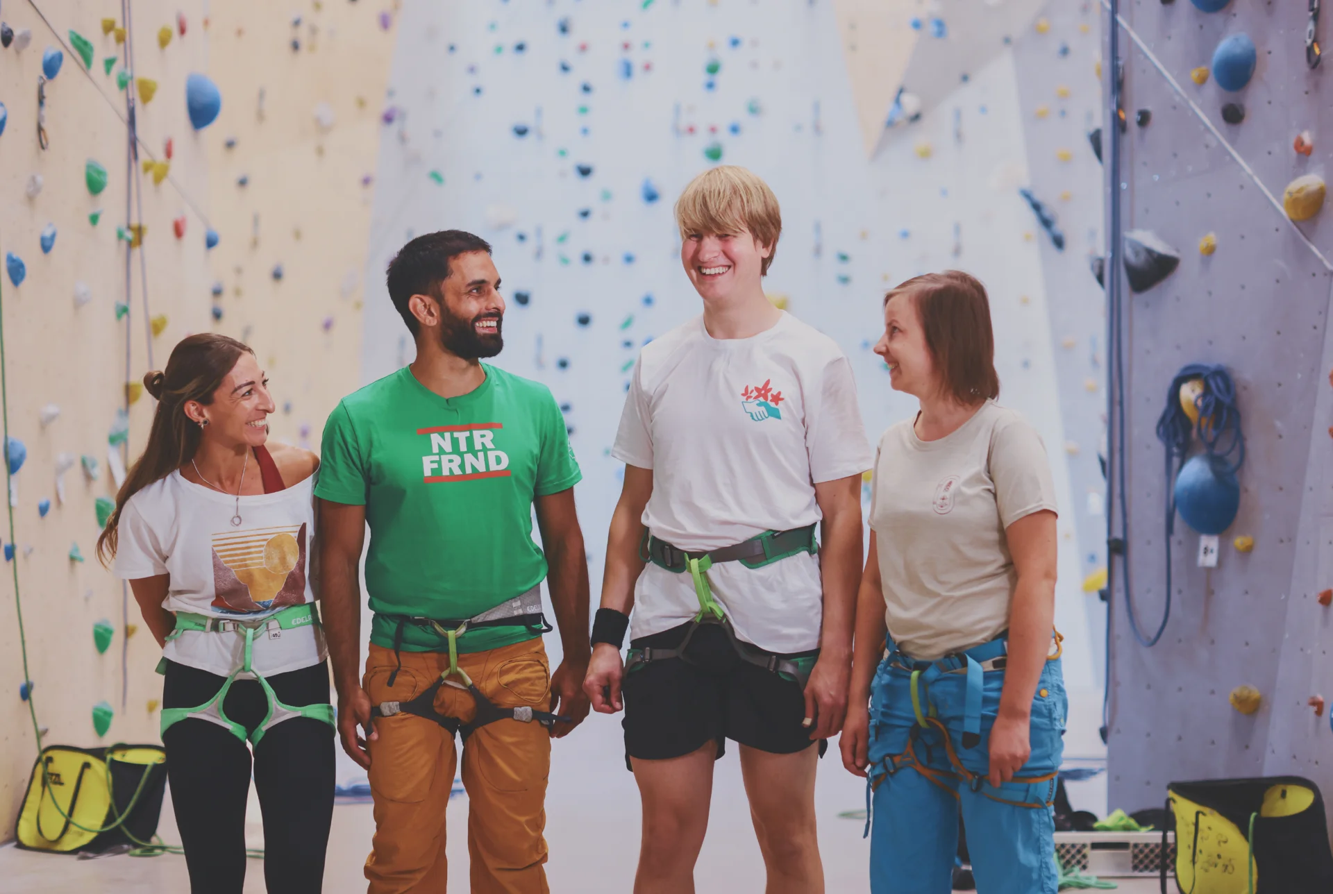 Bild: Gruppenfoto von 2 Trainerinnen und 2 Teilnehmerinnen in der Kletterhalle