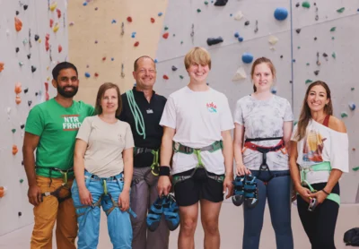 Vorschaubild: Gruppenfoto von 2 Trainerinnen und 4 Teilnehmerinnen in der Kletterhalle