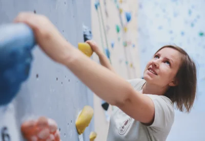 Vorschaubild: Nahaufnahme Gesicht von Kletterin in der Wand