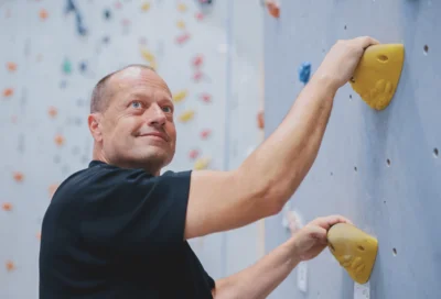 Vorschaubild: Nahaufnahme Gesicht  Kletterer in der Wand