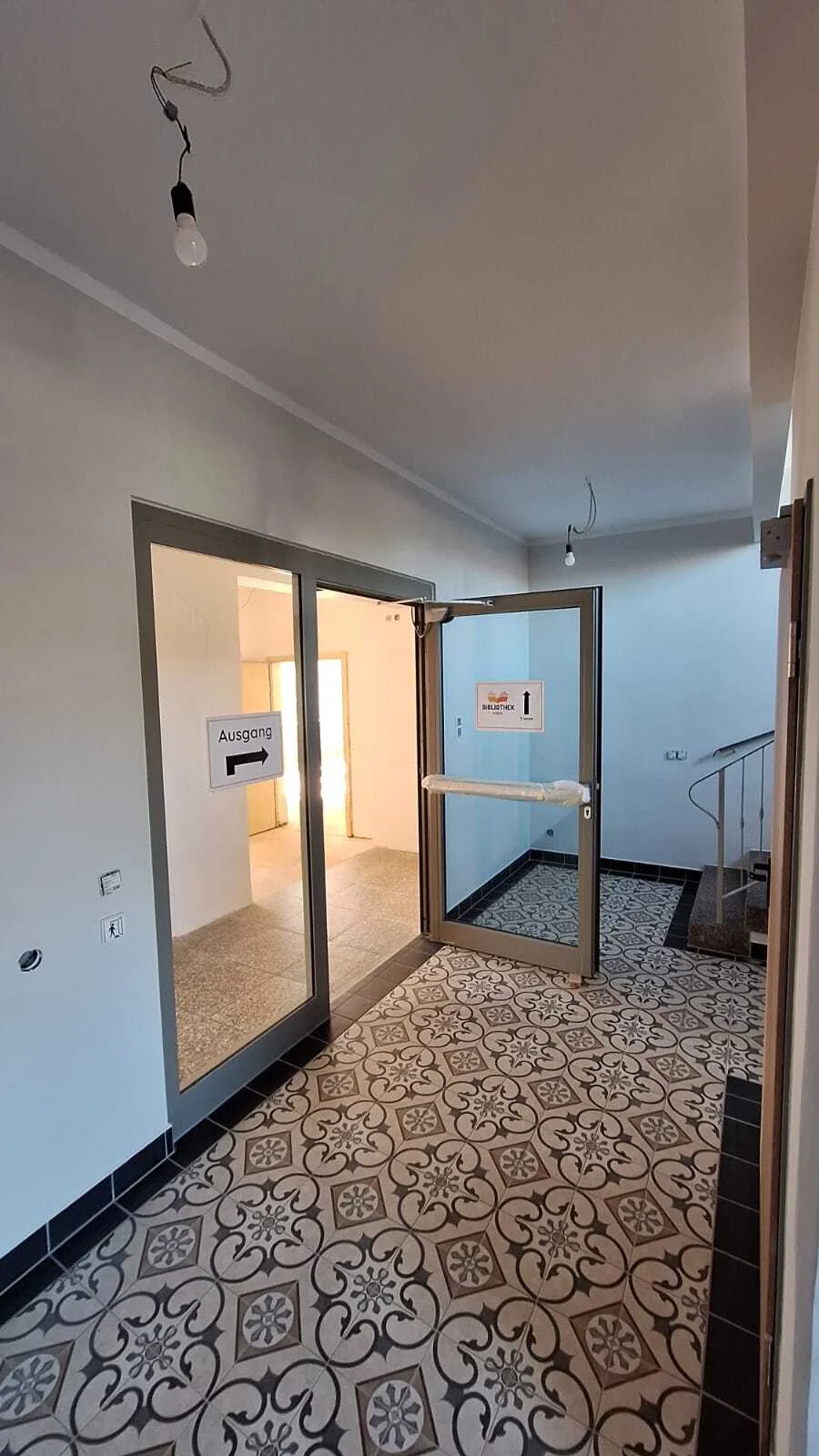 Bild: Mai 2026: Das Treppenhaus ist so gut wie fertig (EG).