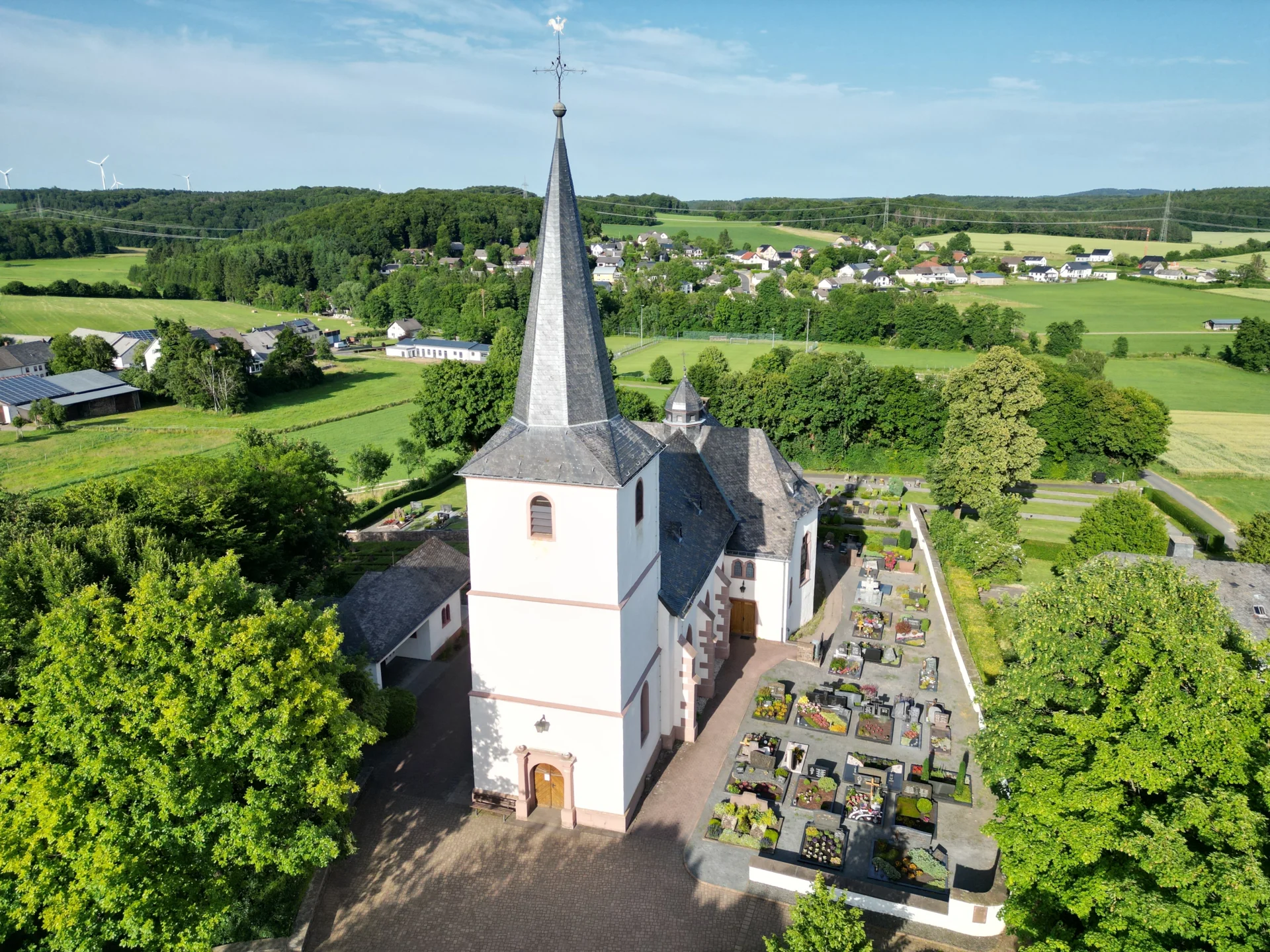 Kirche Rommersheim und Friedhof 2025  (Bild vergr&ouml;&szlig;ern)