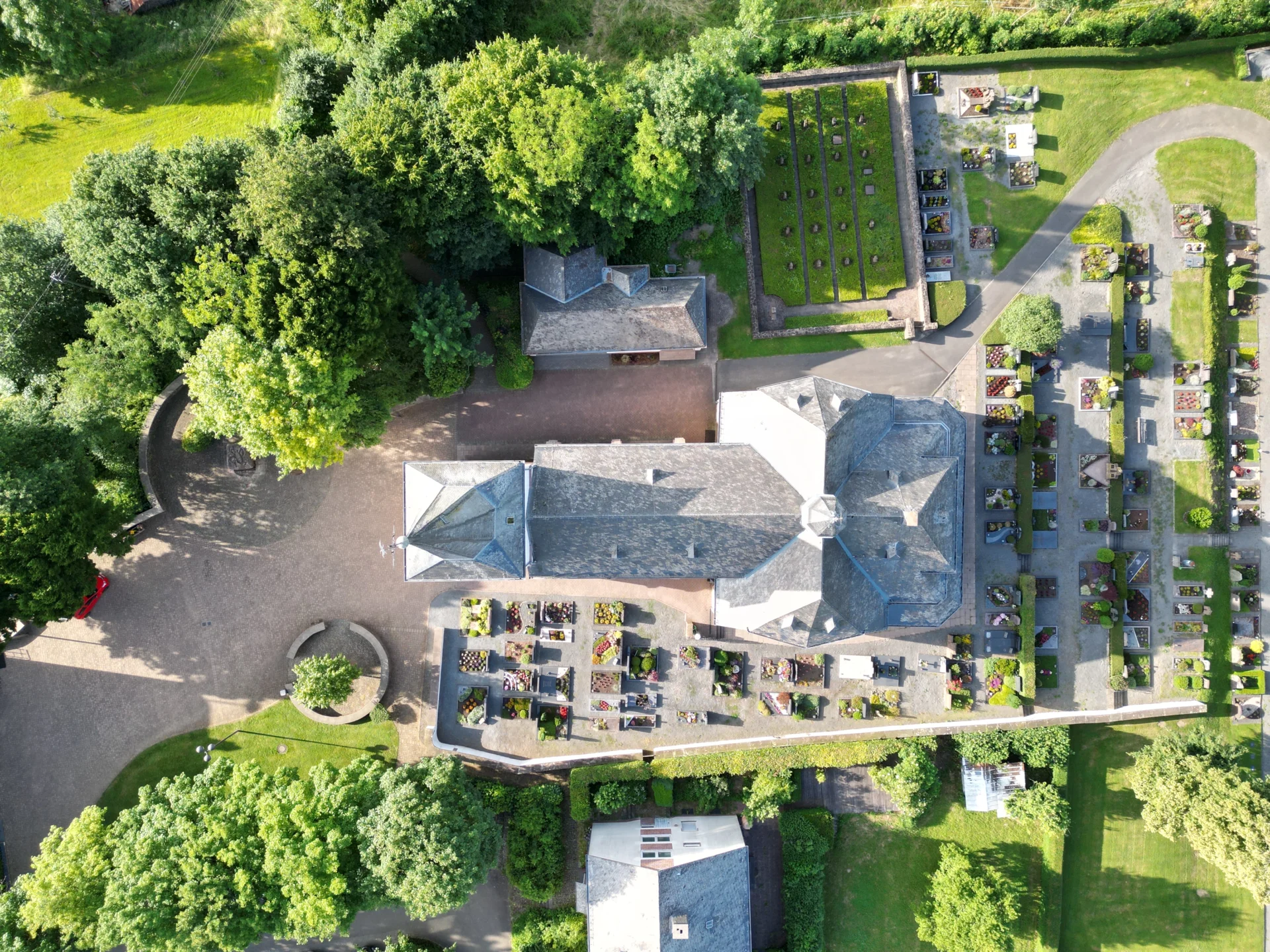 Kirche Rommersheim und Friedhof 2025  (Bild vergr&ouml;&szlig;ern)