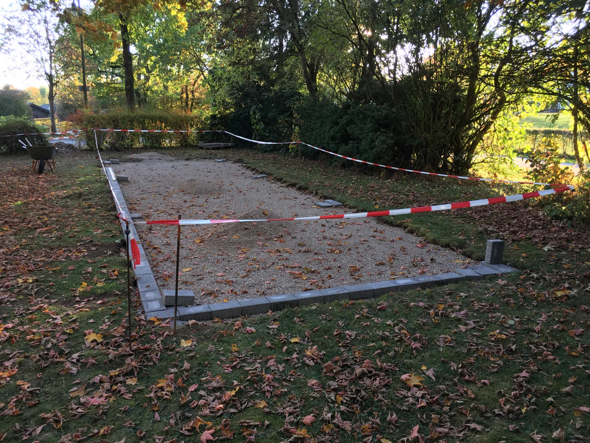Randsteine setzen  (Bild vergr&ouml;&szlig;ern)