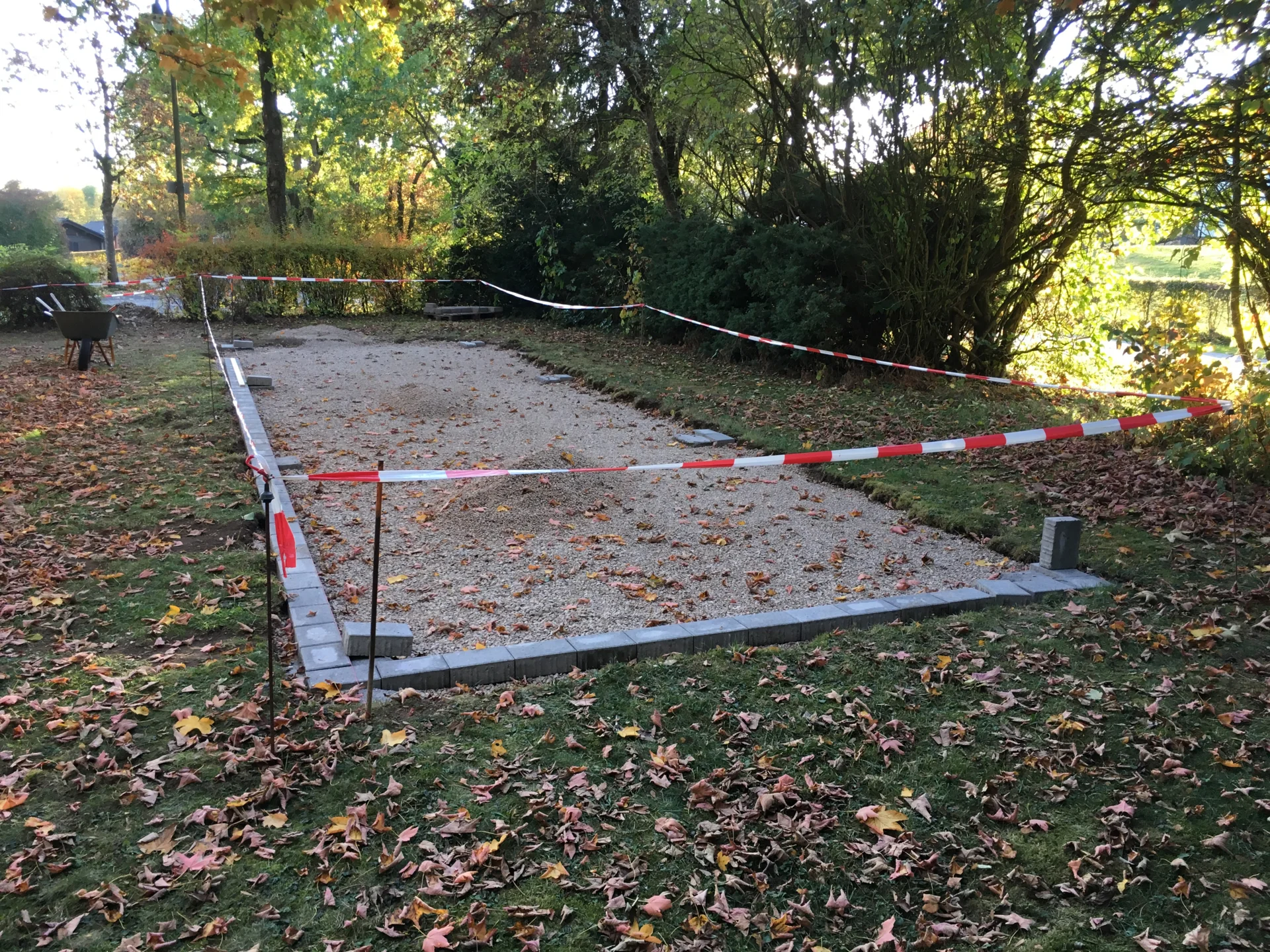 Randsteine setzen  (Bild vergr&ouml;&szlig;ern)