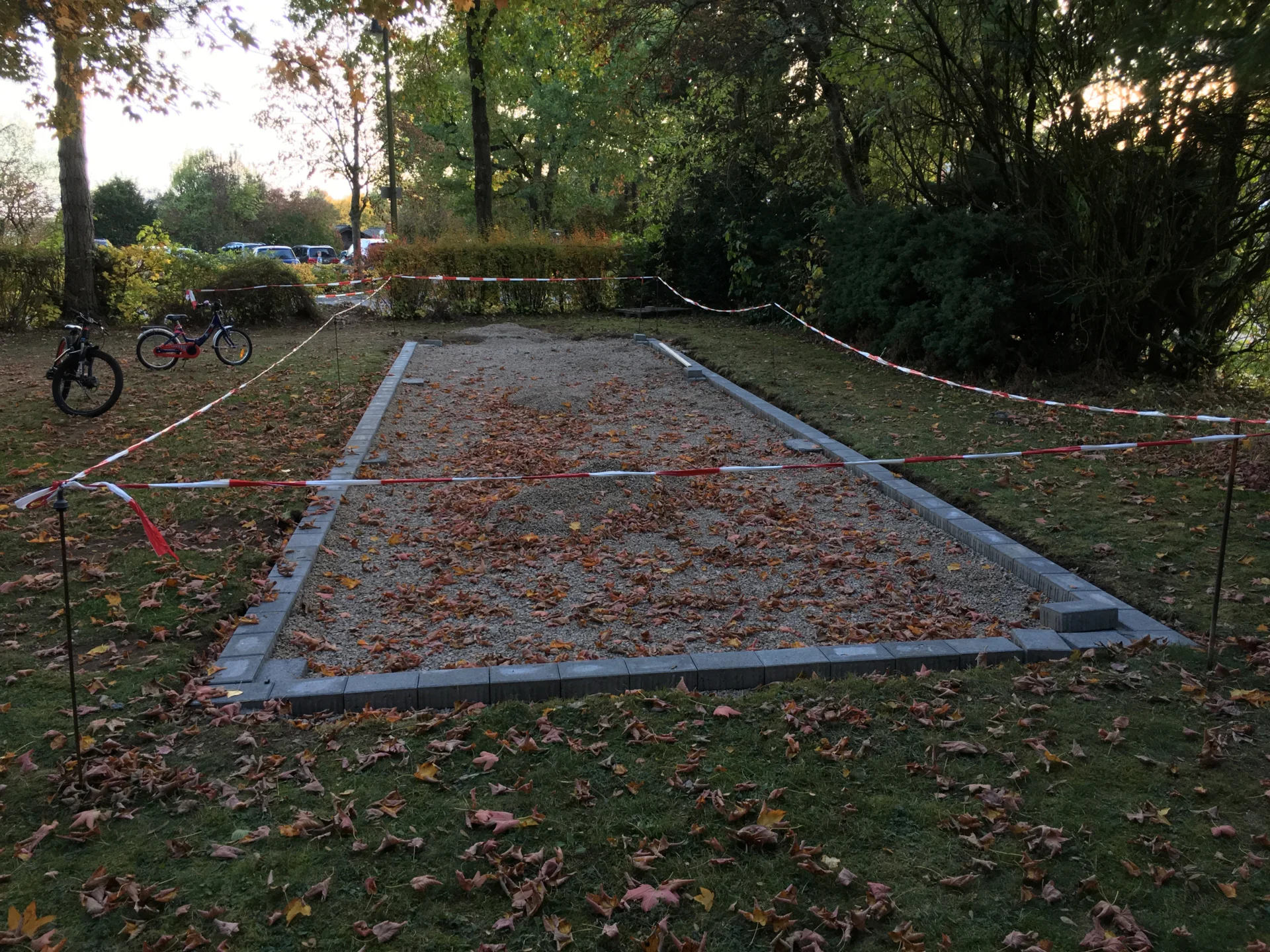 Randsteine setzen  (Bild vergr&ouml;&szlig;ern)