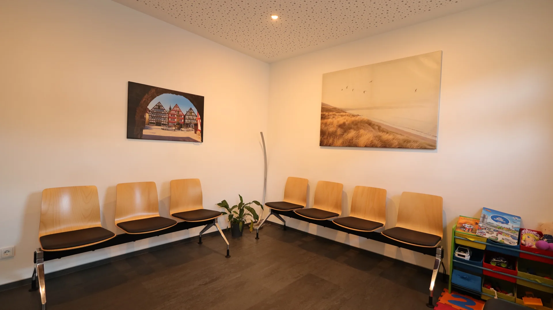 Wartezimmer  (Bild vergr&ouml;&szlig;ern)