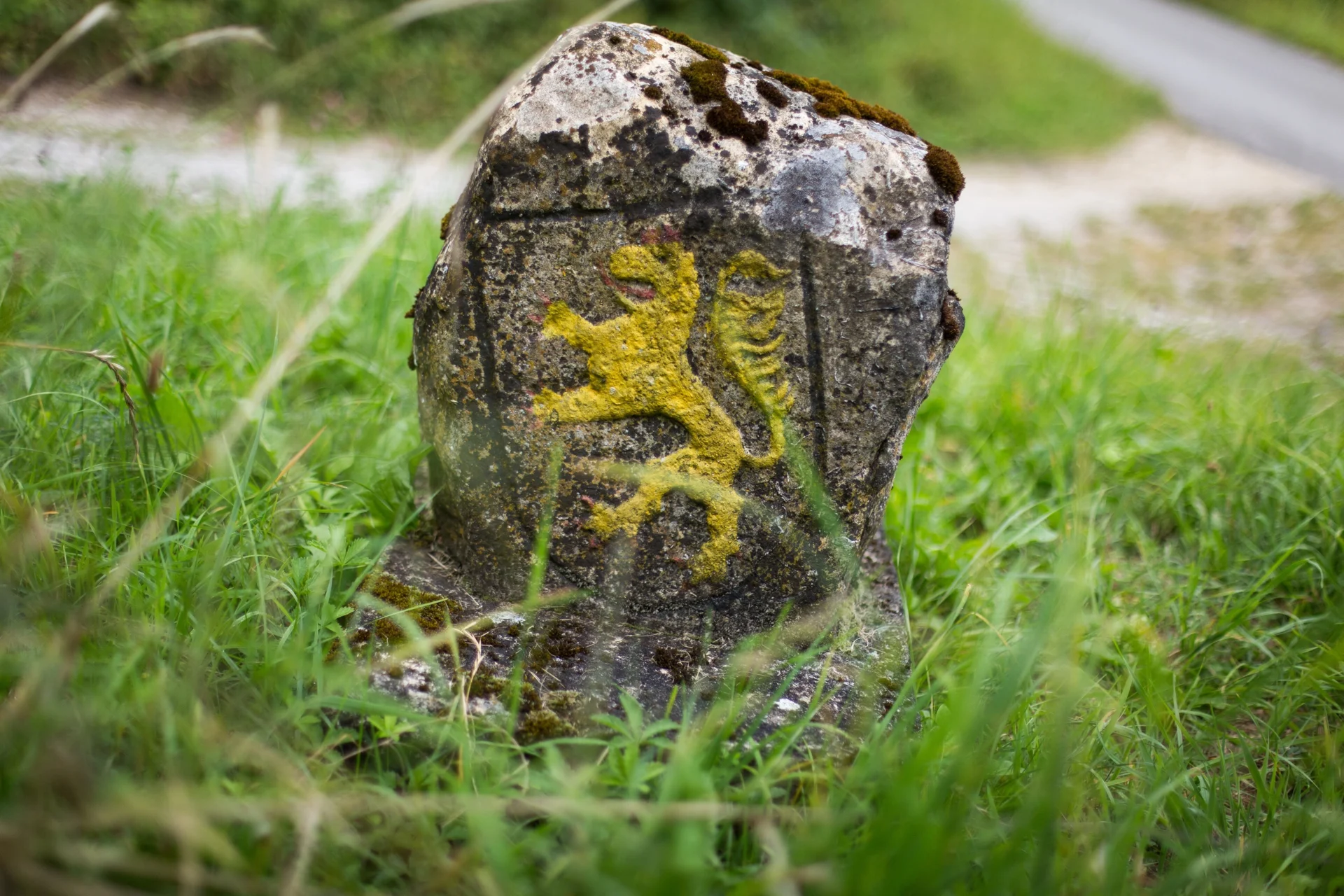Grenzstein  (Bild vergr&ouml;&szlig;ern)