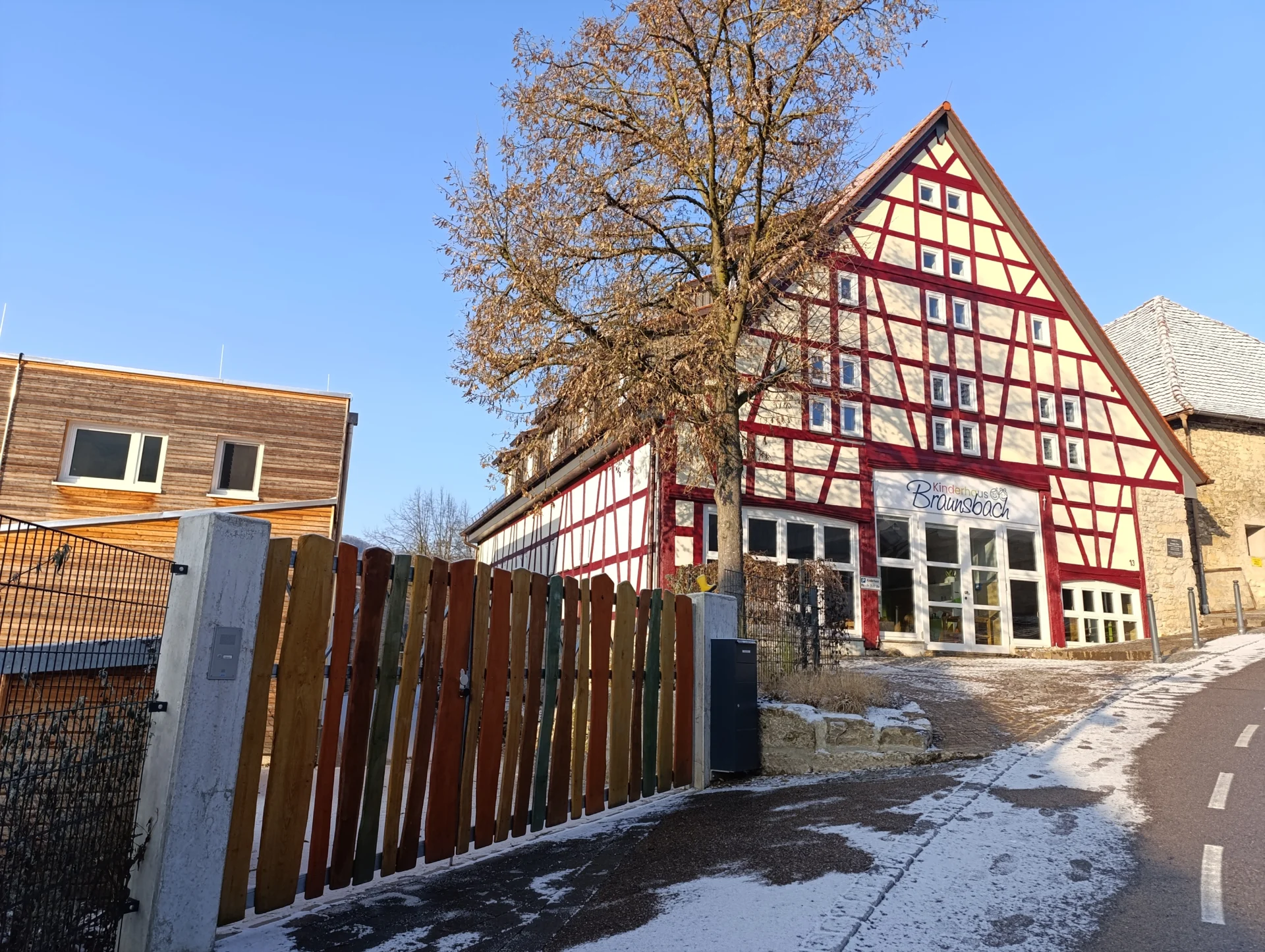 Altbau im Winter  (Bild vergr&ouml;&szlig;ern)