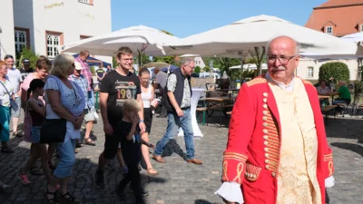 Vorschaubild: der Schlossherr führt durchs Areal