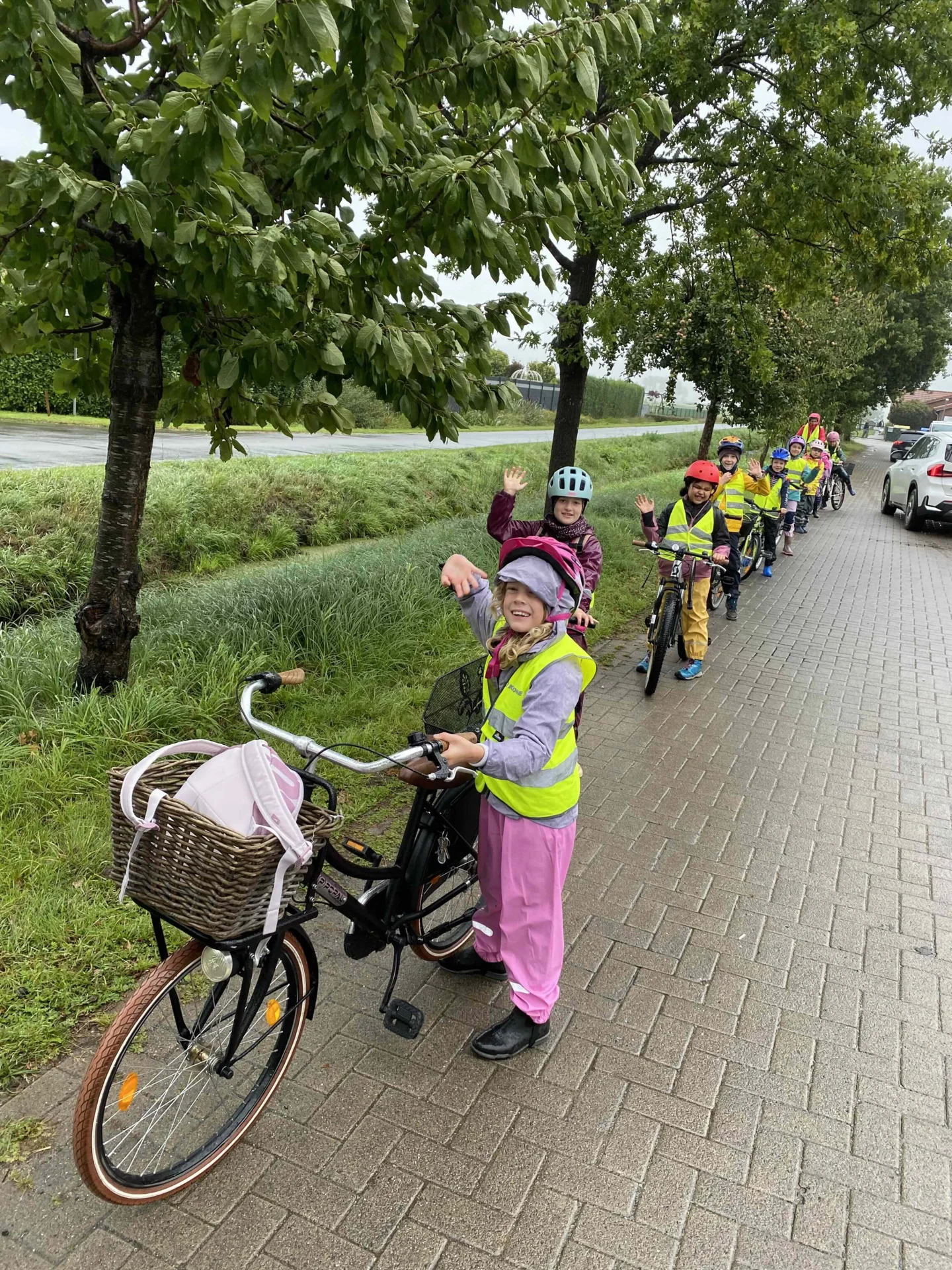 Alle stehen mit ihren Fahrr&auml;dern bereit. Los gehts!  (Bild vergr&ouml;&szlig;ern)