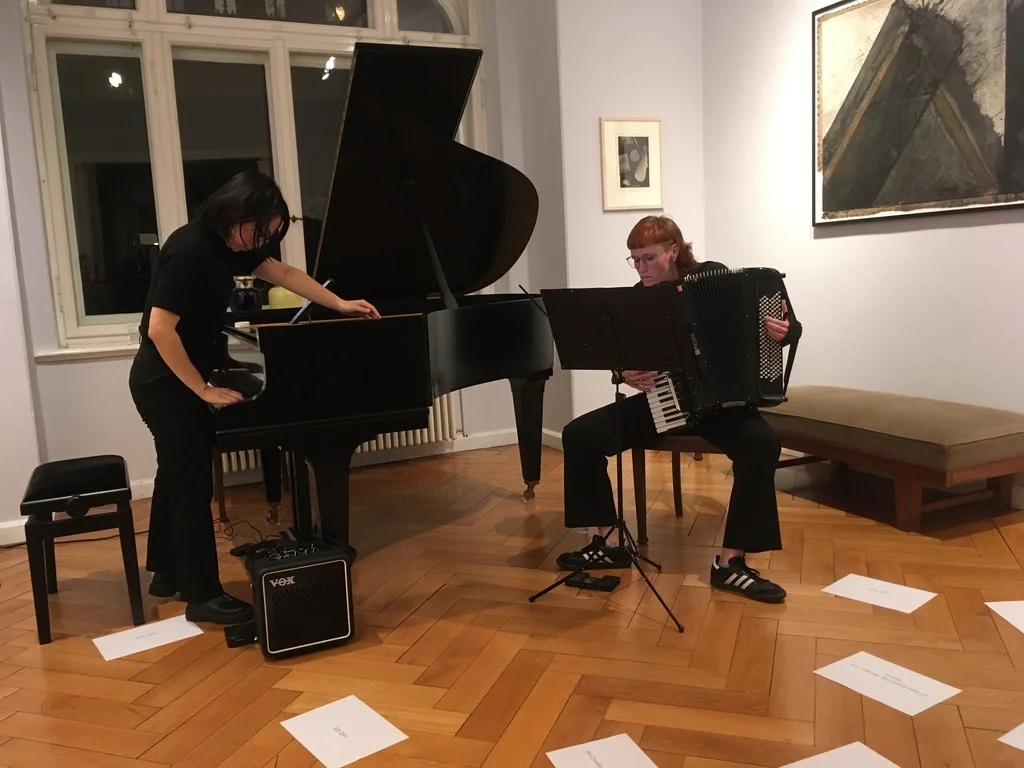 &bdquo;Entre Deux: Identit&auml;t&ldquo;, inszeniertes Konzert mit dem Duo Susanne Stock - Akkordeon und Michiko Saiki - Klavier, 2024  (Bild vergr&ouml;&szlig;ern)