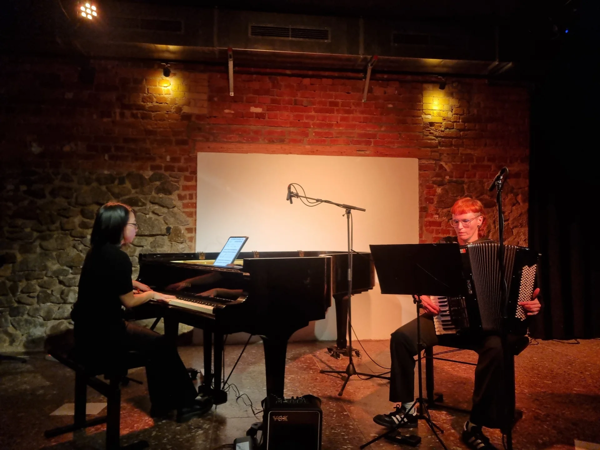 &bdquo;Entre Deux: Identit&auml;t&ldquo;, inszeniertes Konzert mit dem Duo Susanne Stock - Akkordeon und Michiko Saiki - Klavier, 2024  (Bild vergr&ouml;&szlig;ern)
