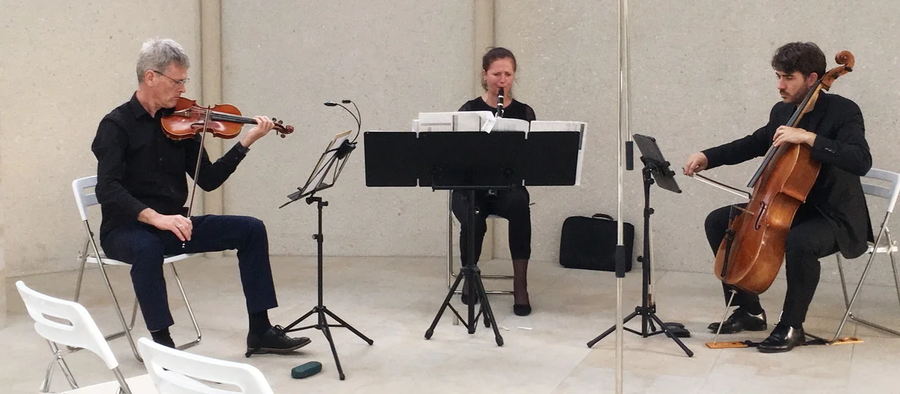 &bdquo;Jubil&auml;um&ldquo;, Konzert zum 100. Geburtstag von Iannis Xenakis mit Andreas Winkler - Violine, Regine M&uuml;ller - Klarinette und Miguel Blanco Puente - Violoncello, 2022  (Bild vergr&ouml;&szlig;ern)