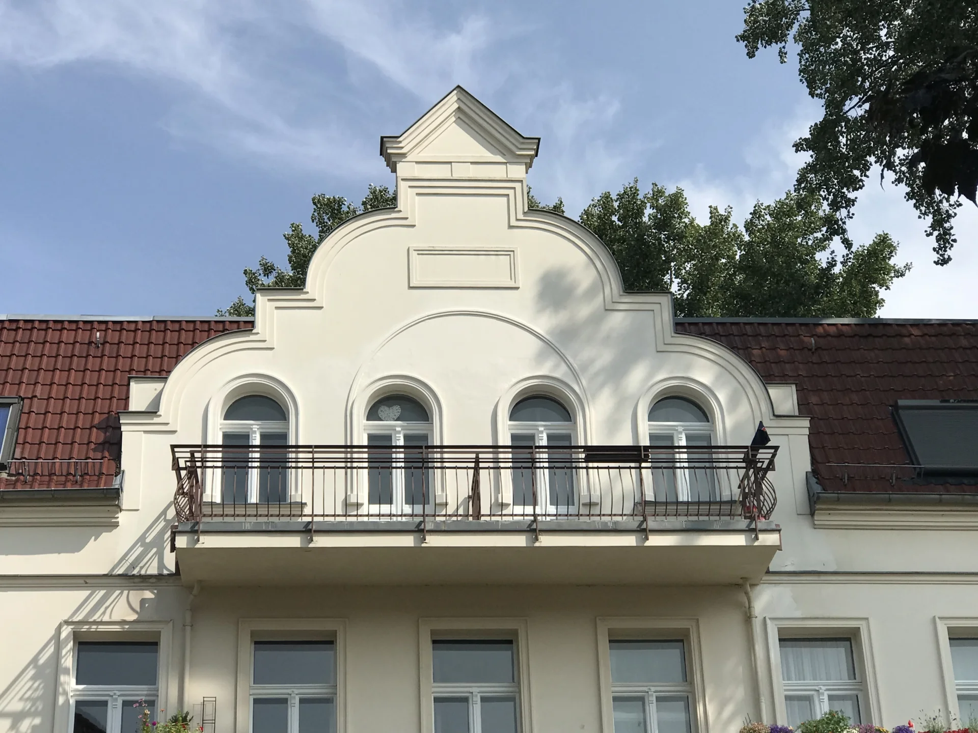 Nachzustand Fassade mit farbintegrierten Neuputz- und Stuckbereichen  (Bild vergr&ouml;&szlig;ern)