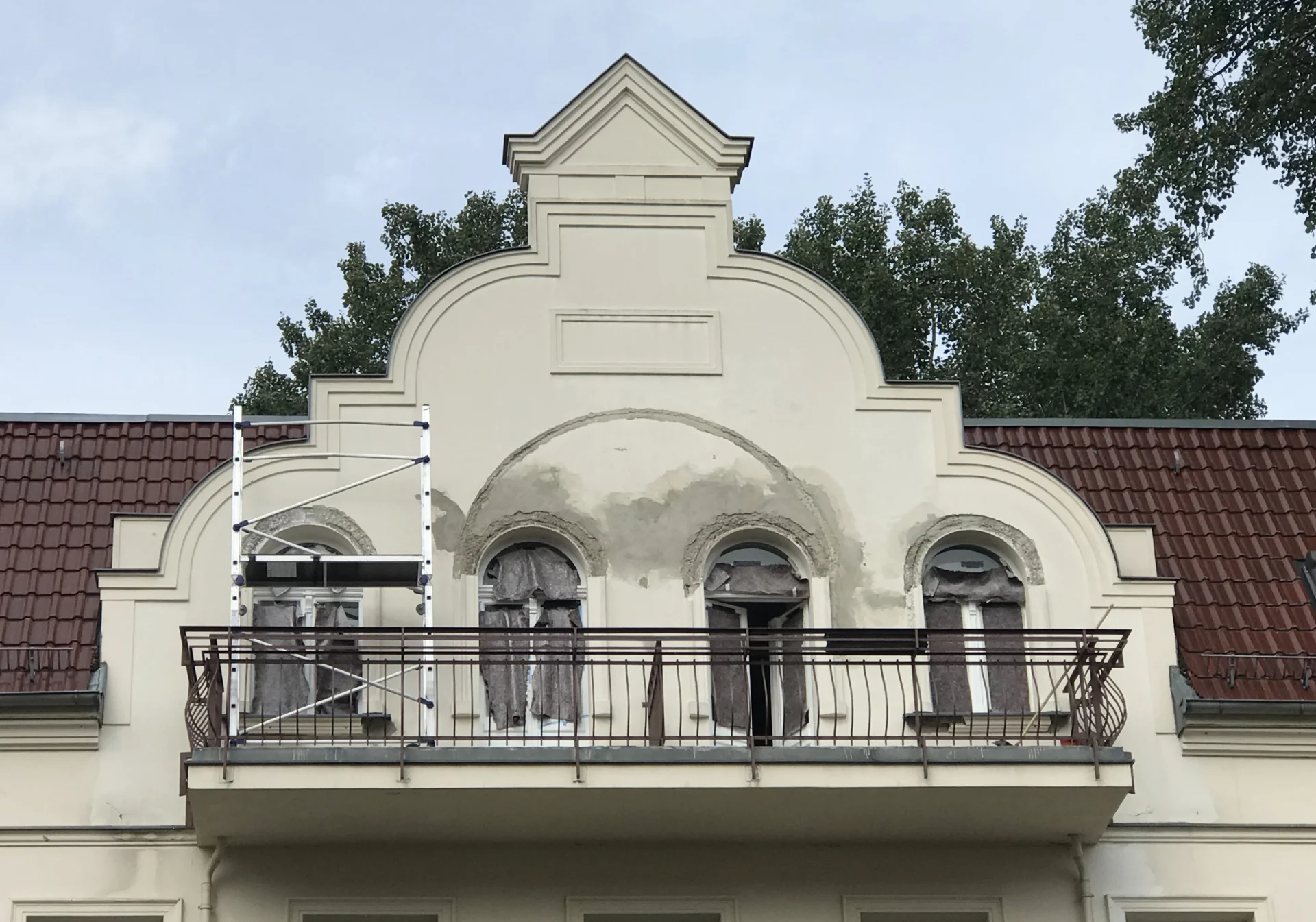 Zwischenzustand Entfernung gest&ouml;rter Putzsubstanz  (Bild vergr&ouml;&szlig;ern)