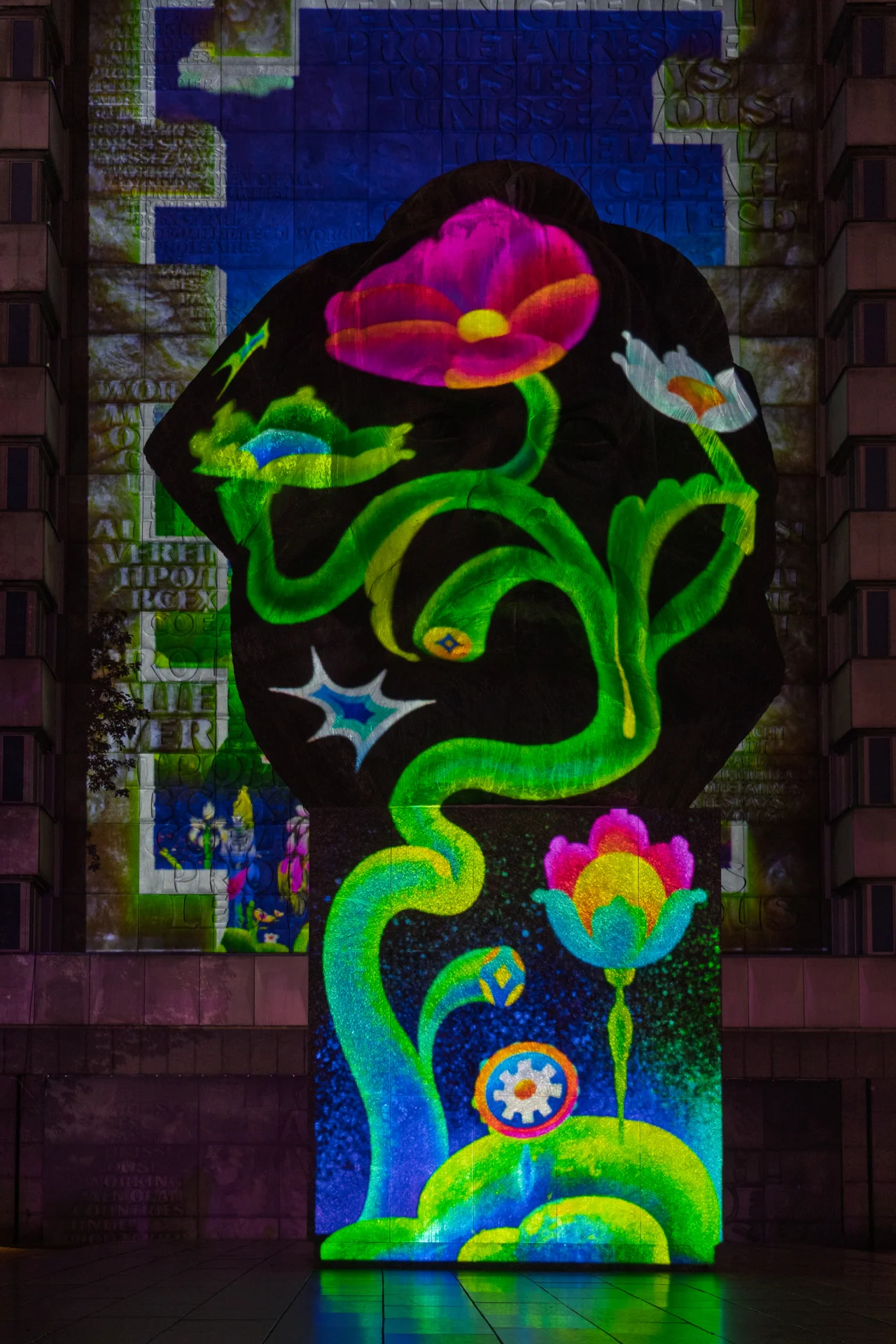 Peter Haider - Light Art am Marx-Kopf  (Bild vergr&ouml;&szlig;ern)