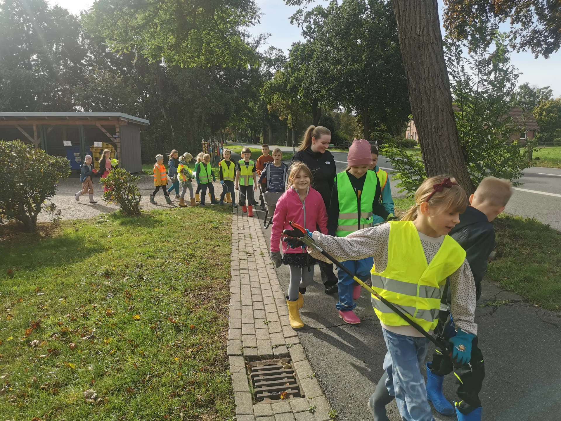Es macht einen riesen Spa&szlig; gemeinsam etwas Gutes f&uuml;r unsere Umwelt zu tun.  (Bild vergr&ouml;&szlig;ern)