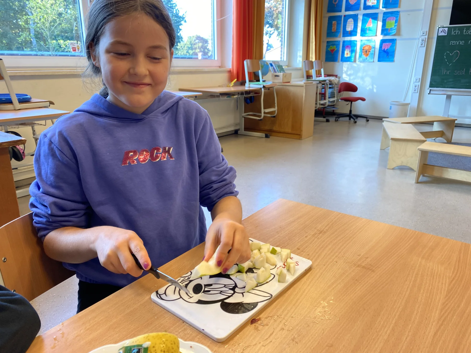 ... und Obstsalat! Und noch viele weitere leckere Gerichte. Das war lecker!  (Bild vergr&ouml;&szlig;ern)