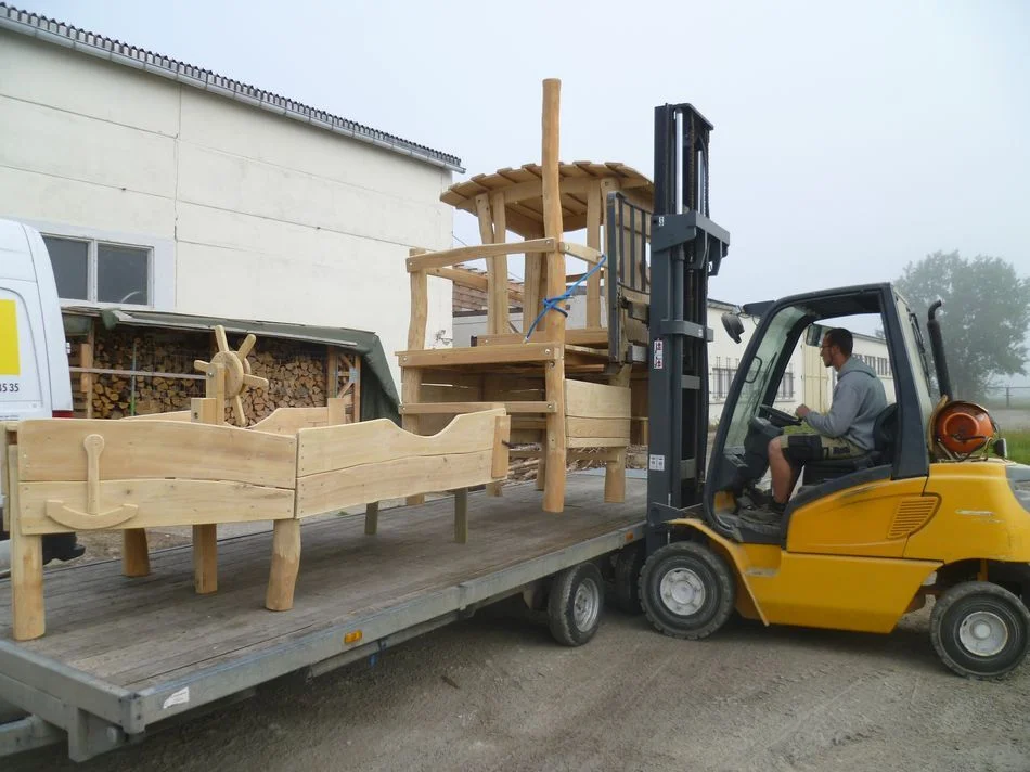 Bild: Versand - Kleintransporte erfolgen mit eigenen XXL-Transportanhängern-