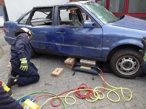 Arbeiten mit Hebekissen  (Bild vergr&ouml;&szlig;ern)