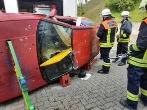 Fahrzeug in Seitenlage  (Bild vergr&ouml;&szlig;ern)