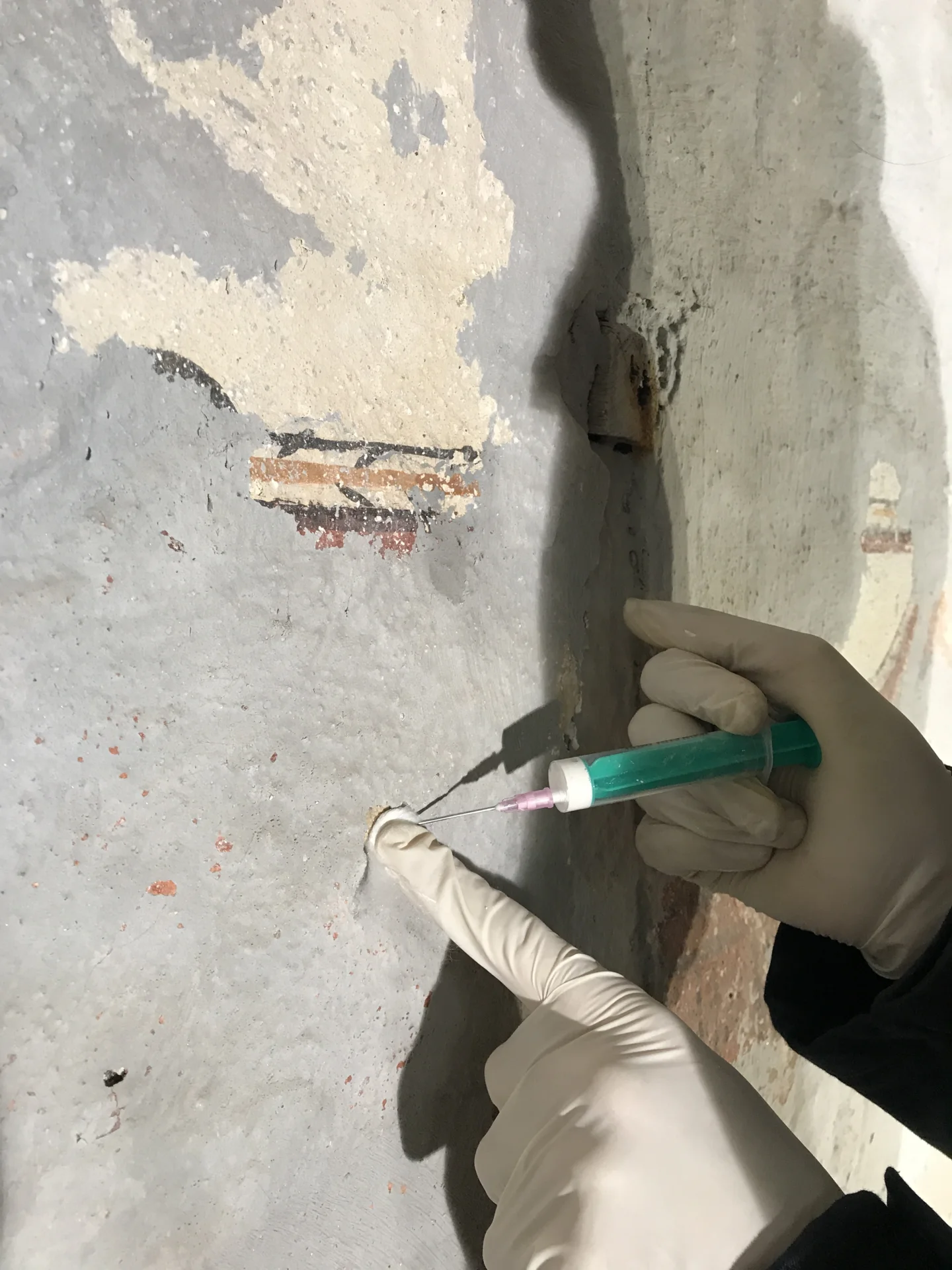 Hinterf&uuml;llen hohler Putzbereiche  (Bild vergr&ouml;&szlig;ern)