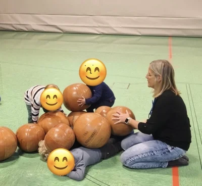 Vorschaubild: ...beim Turnen mit Medizinbällen